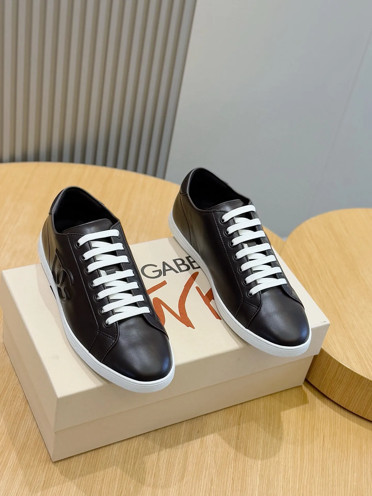 Men's Men's Shoes💰400 [New Style]🐏🐏DG men's calfskin sneakers Portofino Yacht shoes, simple and versatile design, unique saddle leather soles. The Dolce &G logo rear wing is the icing on the cake. Imported cowhide + rubber outsole Size: 39-44 (customized at 38.45)